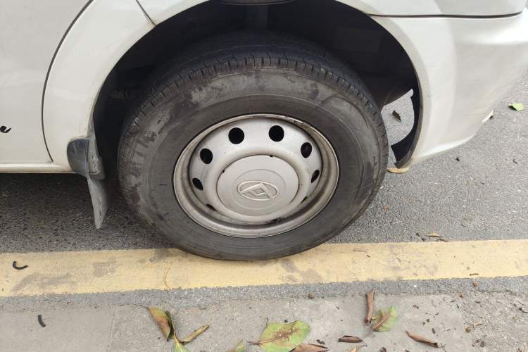 Used SAIC MAXUS Xintu V80 2021 2.0T Manual Classic Aoyuntong 127 PS Mid-axle Mid-roof 6/7/8/9-Seater Right Front Wheel Hub