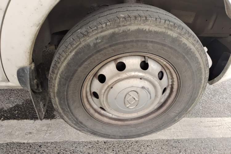 Used SAIC MAXUS Xintu V80 2021 2.0T Manual Classic Aoyuntong 139 PS Mid-axle Mid-roof 6/7/8/9-Seater Right Front Wheel Hub