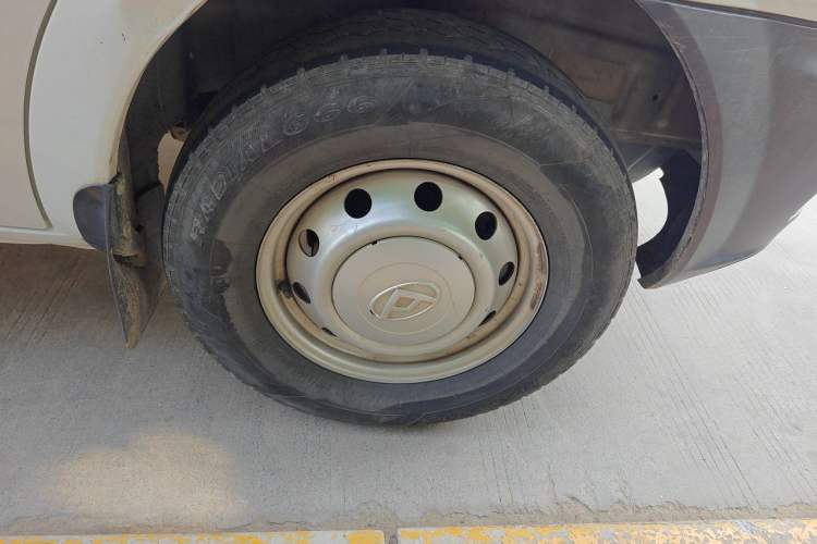 Used SAIC MAXUS Xintu V80  Right Front Wheel Hub