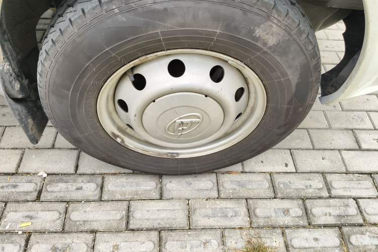 Used SAIC MAXUS Xintu V80 2021 2.0T AMT Classic Aoyuntong 127 PS Mid-axle Mid-roof 6/7/8/9-Seater Right Front Wheel Hub