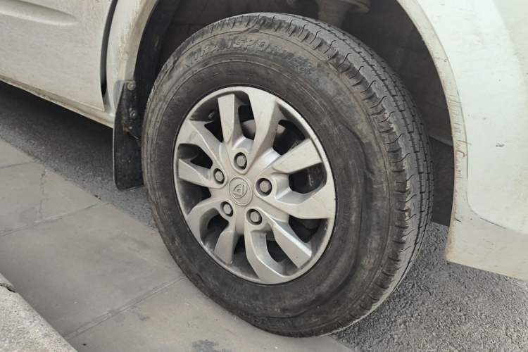 Used SAIC MAXUS Xintu V80 2021 2.0T PLUS AMT All-in-One King Long Wheelbase Mid-Roof Design—6/7/8/9-Seater Right Front Wheel Hub