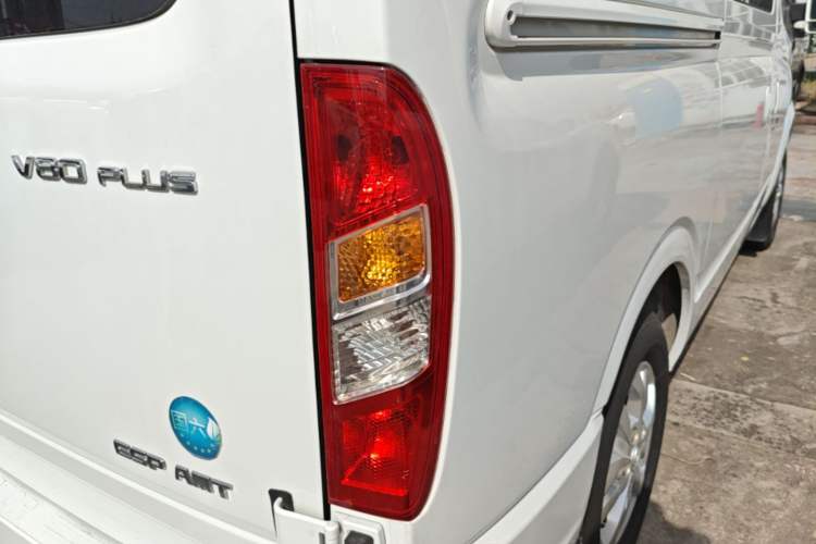 Used SAIC MAXUS Xintu V80 2021 2.0T AMT Classic Aoyuntong Short Wheelbase Ultra-Low Roof 5/6-Seater Right Rear Taillight
