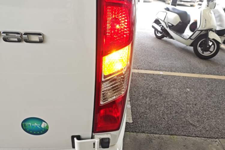 Used SAIC MAXUS Xintu V80 2021 2.0T Manual Classic Aoyuntong Short Wheelbase Ultra-Low Roof 5/6-Seater Right Rear Taillight