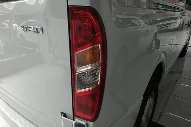 Used SAIC MAXUS Xintu V80 2021 2.0T Manual Classic Aoyuntong 127 PS Mid-axle Mid-roof 6/7/8/9-Seater Right Rear Taillight