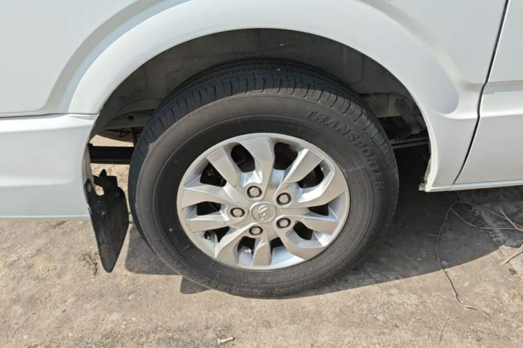 Used SAIC MAXUS Xintu V80 2021 2.0T AMT Classic Aoyuntong Short Wheelbase Ultra-Low Roof 5/6-Seater Right Rear Wheel Hub