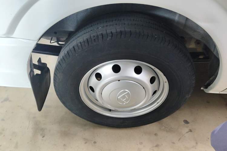 Used SAIC MAXUS Xintu V80 2021 2.0T PLUS AMT City Edition Short Wheelbase Ultra-Low Roof 5/6-Seater Right Rear Wheel Hub