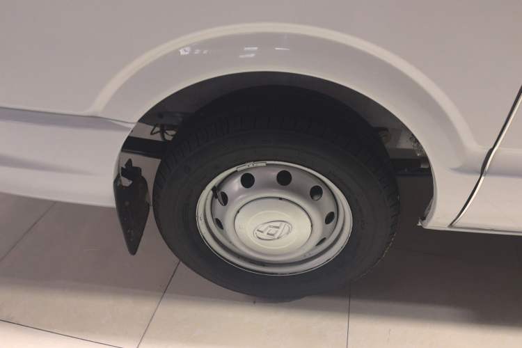 Used SAIC MAXUS Xintu V80 2021 2.0T PLUS AMT City Edition Short Wheelbase Ultra-Low Roof 5/6-Seater Right Rear Wheel Hub
