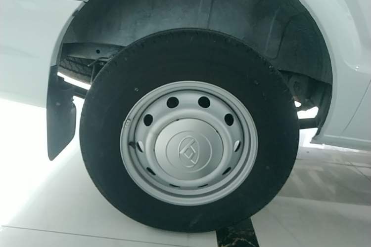 Used SAIC MAXUS Xintu V80 2021 2.0T Manual Classic Aoyuntong 127 PS Mid-axle Mid-roof 6/7/8/9-Seater Right Rear Wheel Hub