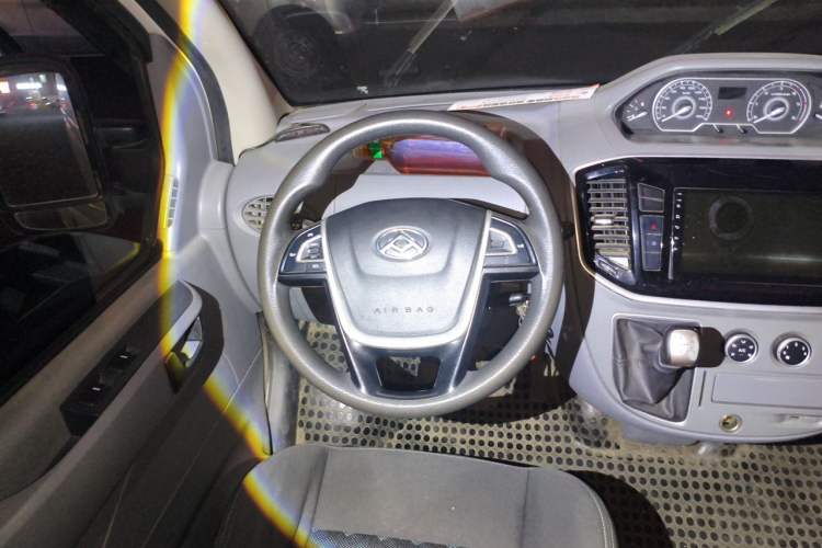 Used SAIC MAXUS Xintu V80 2021 2.0T Manual Classic Aoyuntong Short Wheelbase Mid-Roof 5/6-Seater Steering Wheel