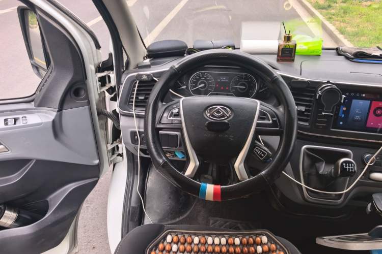 Used SAIC MAXUS Xintu V80 2021 2.0T Manual Classic Aoyuntong 127 PS Mid-axle Mid-roof 6/7/8/9-Seater Steering Wheel