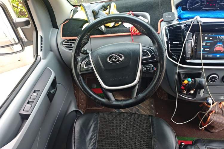 Used SAIC MAXUS Xintu V80 2021 2.0T Manual Classic Aoyuntong Short Wheelbase Mid-Roof 5/6-Seater Steering Wheel