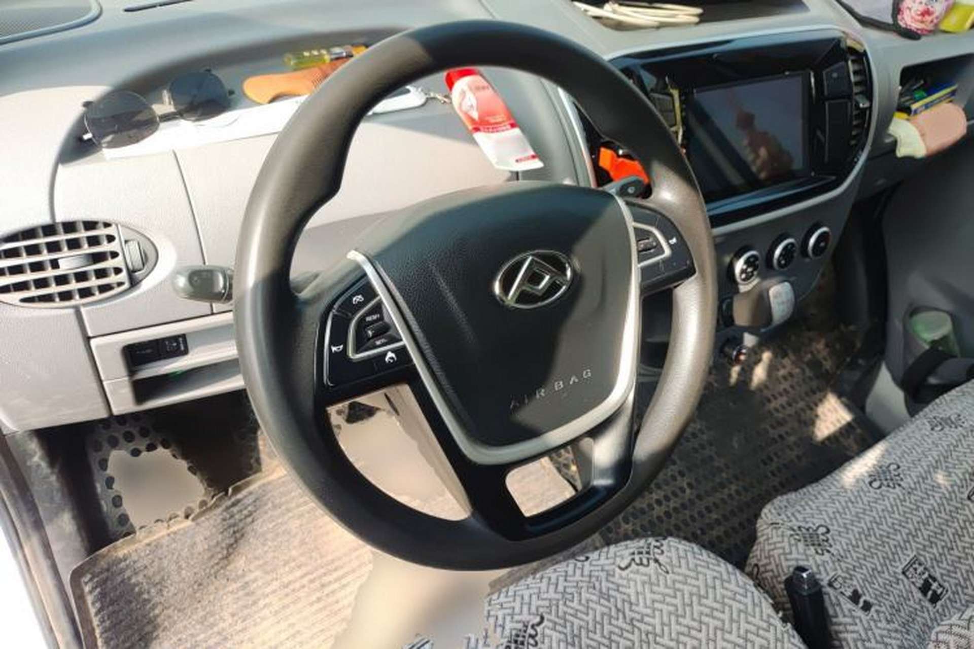 Used SAIC MAXUS Xintu V80 2021 2.0T Manual Classic City Delivery King Long Wheelbase Mid-Roof 3 Seats Steering Wheel