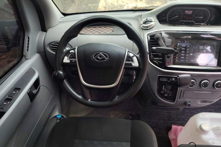 Used SAIC MAXUS Xintu V80 2021 2.0T AMT Classic Aoyuntong Long Wheelbase Mid-Roof 6/7/8/9-Seater Steering Wheel
