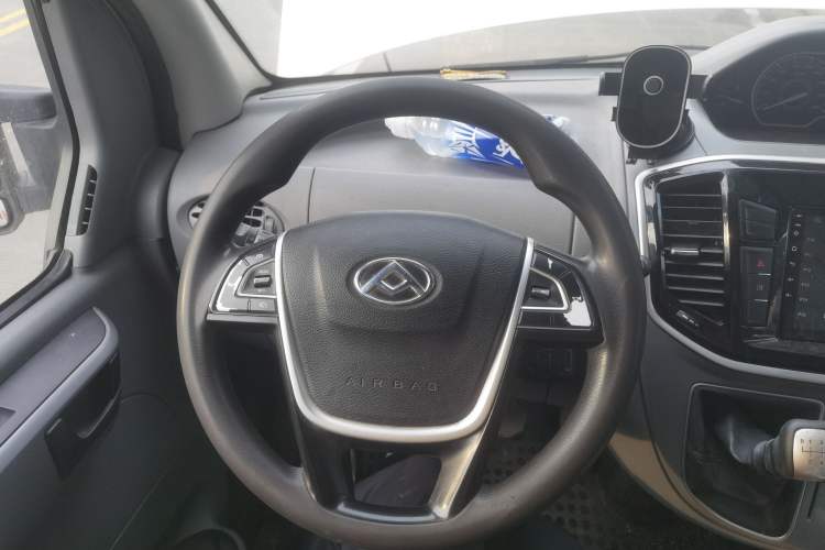Used SAIC MAXUS Xintu V80 2021 2.0T Manual Classic City Delivery King Long Wheelbase Mid-Roof 3 Seats Steering Wheel