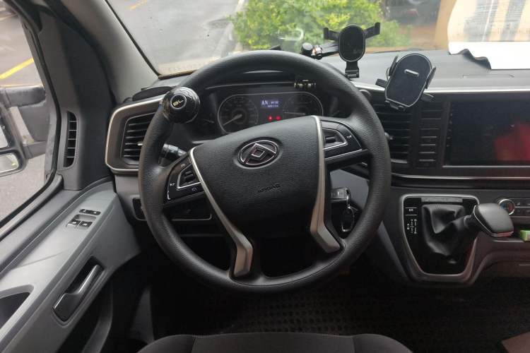 Used SAIC MAXUS Xintu V80 2021 2.0T AMT Classic Aoyuntong 127 PS Mid-axle Mid-roof 6/7/8/9-Seater Steering Wheel