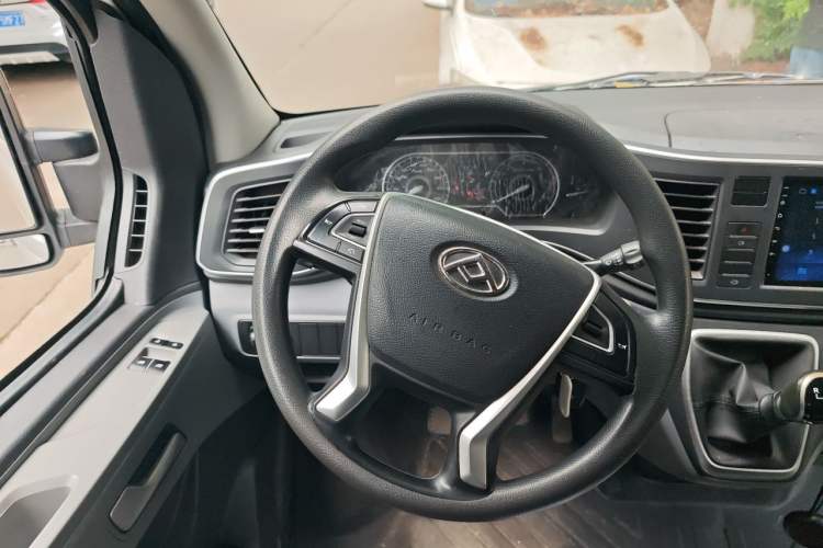 Used SAIC MAXUS Xintu V80 2021 2.0T Manual Classic Aoyuntong 127 PS Mid-axle Mid-roof 6/7/8/9-Seater Steering Wheel