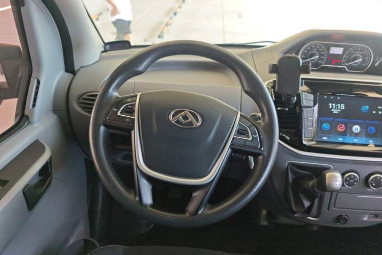 Used SAIC MAXUS Xintu V80 2021 2.0T Manual Classic Aoyuntong Short Wheelbase Ultra-Low Roof 5/6-Seater Steering Wheel