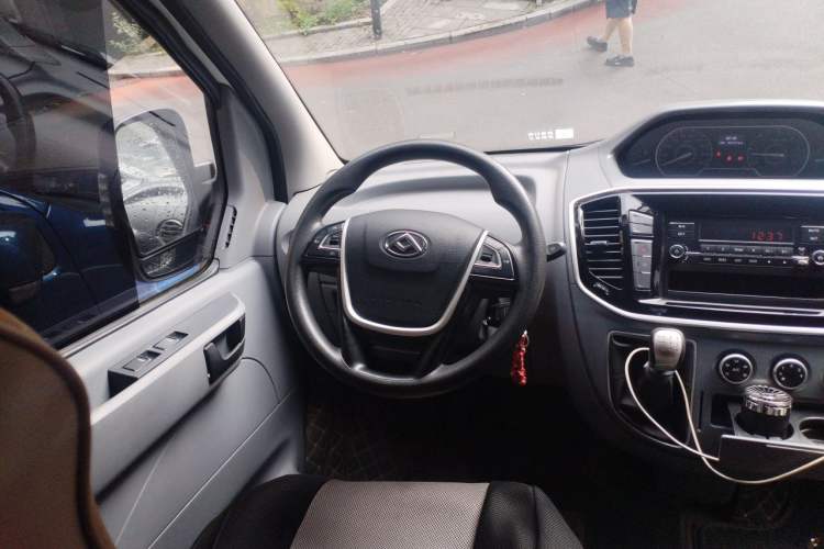 Used SAIC MAXUS Xintu V80 2021 2.0T Manual Classic Aoyuntong Short Wheelbase Ultra-Low Roof 5/6-Seater Steering Wheel