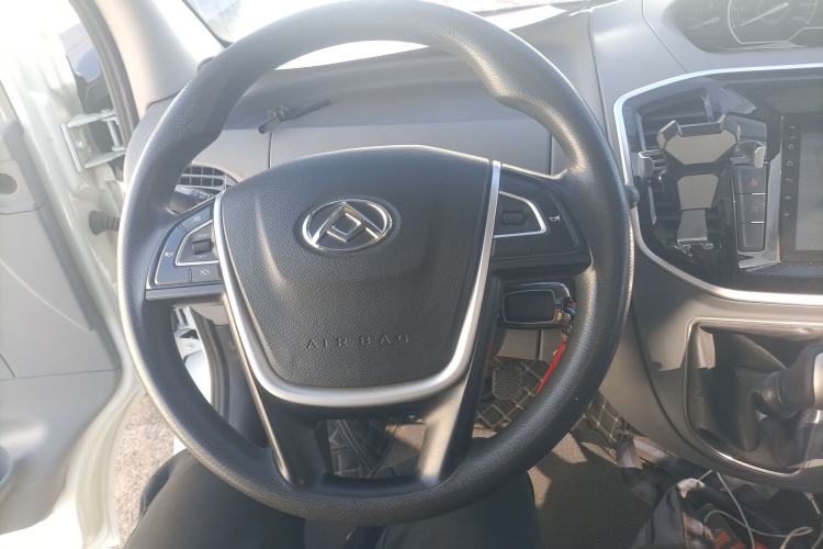 Used SAIC MAXUS Xintu V80 2021 2.0T Manual Classic City Delivery King Short Wheelbase Mid-Roof Design 3 Seats Steering Wheel