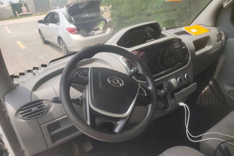 Used SAIC MAXUS Xintu V80 2021 2.0T Manual Classic City Delivery King Long Wheelbase Mid-Roof 3 Seats Steering Wheel