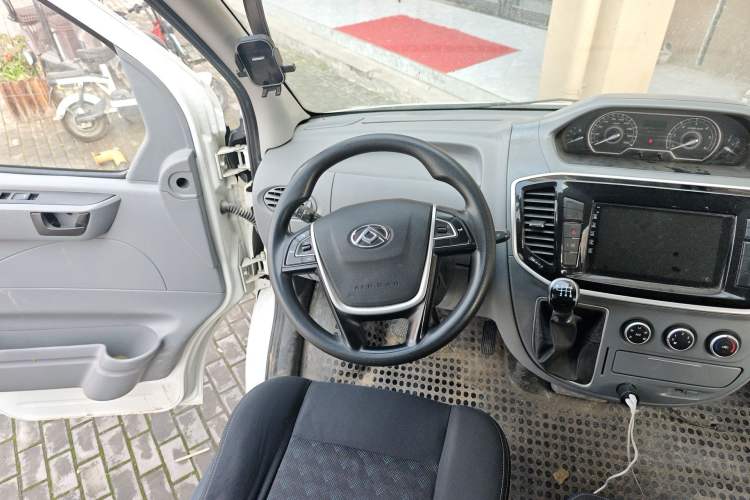 Used SAIC MAXUS Xintu V80 2021 2.0T Manual Classic Aoyuntong Short Wheelbase Mid-Roof 5/6-Seater Steering Wheel