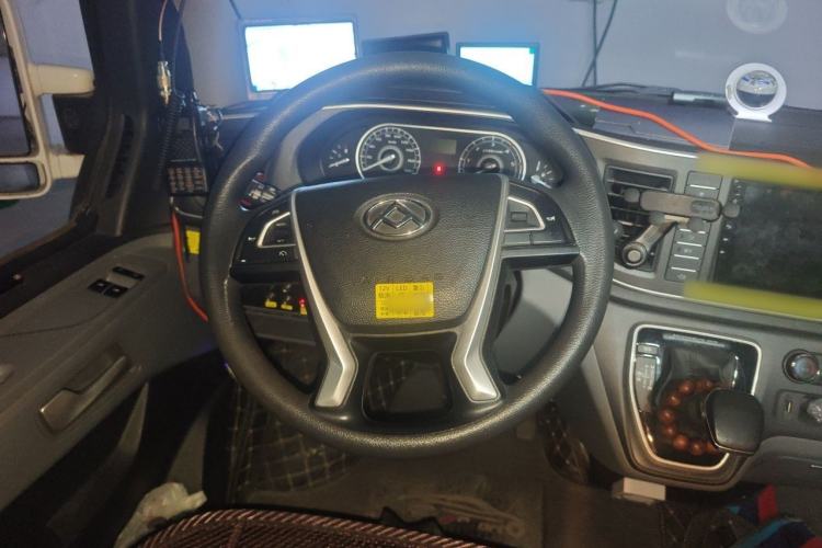 Used SAIC MAXUS Xintu V80 2021 2.0T PLUS AMT City Edition Short Wheelbase Ultra-Low Roof 5/6-Seater Steering Wheel