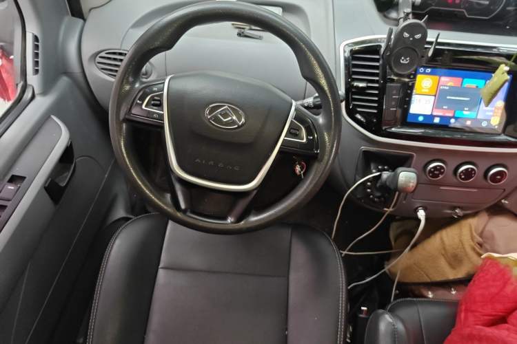 Used SAIC MAXUS Xintu V80 2021 2.0T Manual Classic Aoyuntong Short Wheelbase Mid-Roof 5/6-Seater Steering Wheel