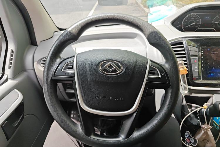 Used SAIC MAXUS Xintu V80 2021 2.0T Manual Classic City Delivery King Short Wheelbase Mid-Roof Design 3 Seats Steering Wheel