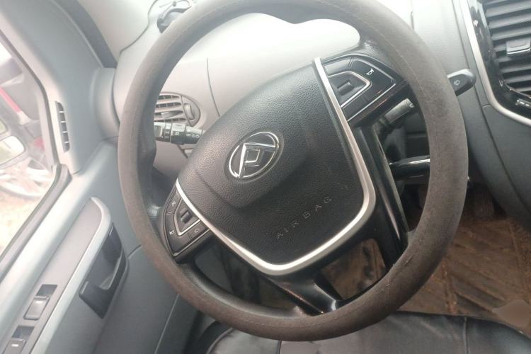 Used SAIC MAXUS Xintu V80 2021 2.0T Manual Classic City Delivery King Short Wheelbase Mid-Roof Design 3 Seats Steering Wheel