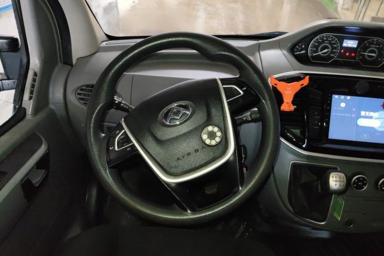 Used SAIC MAXUS Xintu V80 2021 2.0T Manual Classic Aoyuntong Long Wheelbase Mid-Roof 6/7/8/9-Seater Steering Wheel