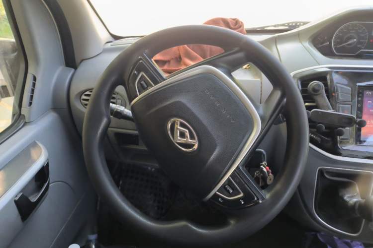 Used SAIC MAXUS Xintu V80 2021 2.0T Manual Classic Aoyuntong Long Wheelbase Mid-Roof 6/7/8/9-Seater Steering Wheel