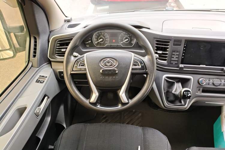 Used SAIC MAXUS Xintu V80 2021 2.0T PLUS Manual All-Around King Long Wheelbase Mid-Roof Variant with 6/7/8/9 Seats Steering Wheel