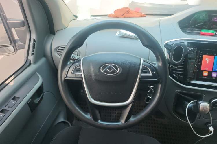 Used SAIC MAXUS Xintu V80 2021 2.0T Manual Classic Aoyuntong Short Wheelbase Mid-Roof 5/6-Seater Steering Wheel