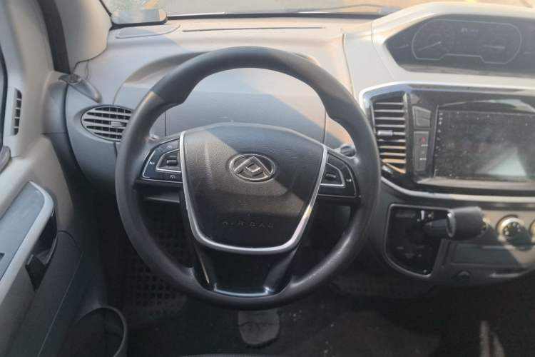 Used SAIC MAXUS Xintu V80 2021 2.0T AMT Classic Aoyuntong Short Wheelbase Mid-Roof 5/6-Seater Steering Wheel