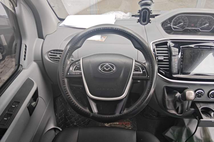 Used SAIC MAXUS Xintu V80 2021 2.0T Manual Classic Aoyuntong Long Wheelbase Mid-Roof 6/7/8/9-Seater Steering Wheel