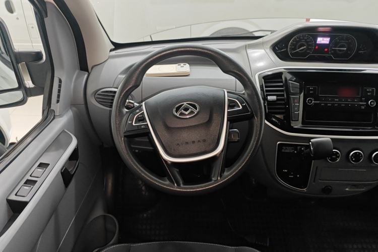 Used SAIC MAXUS Xintu V80 2021 2.0T AMT Classic Aoyuntong Short Wheelbase Mid-Roof 5/6-Seater Steering Wheel