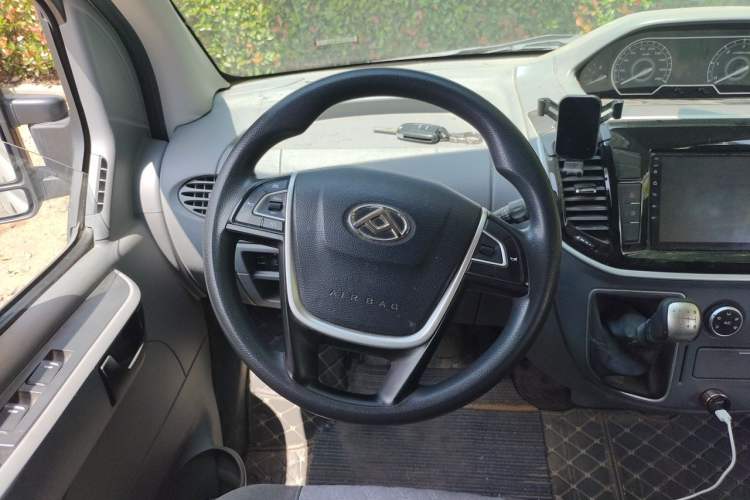 Used SAIC MAXUS Xintu V80 2021 2.0T Manual Classic Aoyuntong Short Wheelbase Ultra-Low Roof 5/6-Seater Steering Wheel