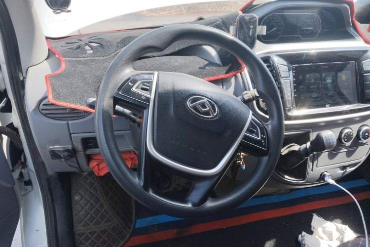 Used SAIC MAXUS Xintu V80 2021 2.0T Manual Classic Aoyuntong Long Wheelbase Mid-Roof 6/7/8/9-Seater Steering Wheel