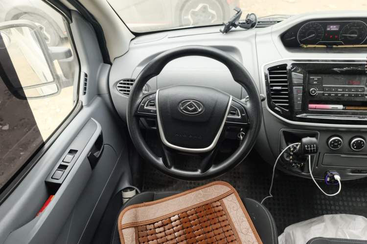 Used SAIC MAXUS Xintu V80 2021 2.0T Manual Classic Aoyuntong Long Wheelbase Mid-Roof 6/7/8/9-Seater Steering Wheel