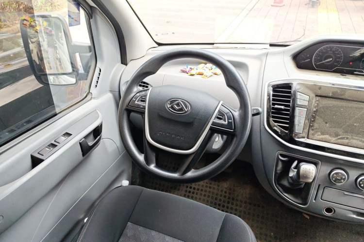 Used SAIC MAXUS Xintu V80 2021 2.0T Manual Classic Aoyuntong Short Wheelbase Mid-Roof 5/6-Seater Steering Wheel