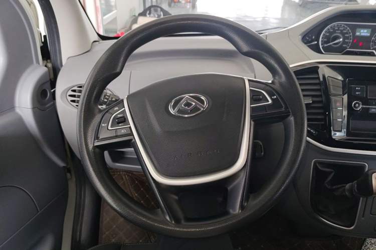 Used SAIC MAXUS Xintu V80 2021 2.0T Manual Classic Aoyuntong Short Wheelbase Ultra-Low Roof 5/6-Seater Steering Wheel