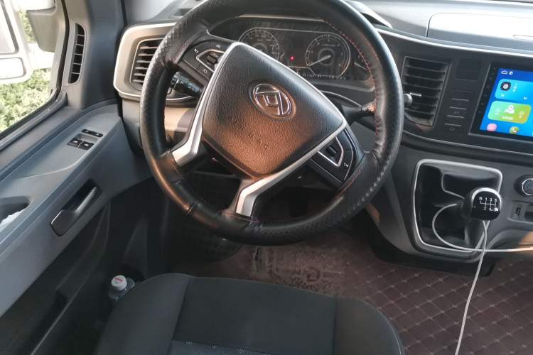 Used SAIC MAXUS Xintu V80 2021 2.0T Manual Classic Aoyuntong Short Wheelbase Ultra-Low Roof 5/6-Seater Steering Wheel