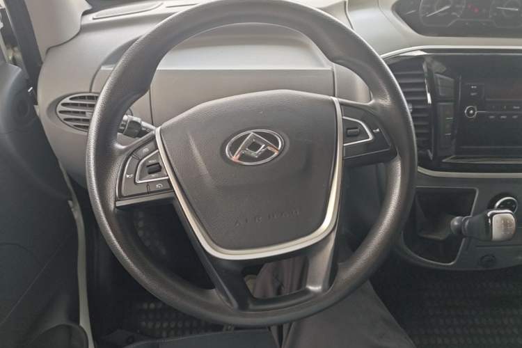 Used SAIC MAXUS Xintu V80 2021 2.0T Manual Classic Aoyuntong Short Wheelbase Ultra-Low Roof 5/6-Seater Steering Wheel
