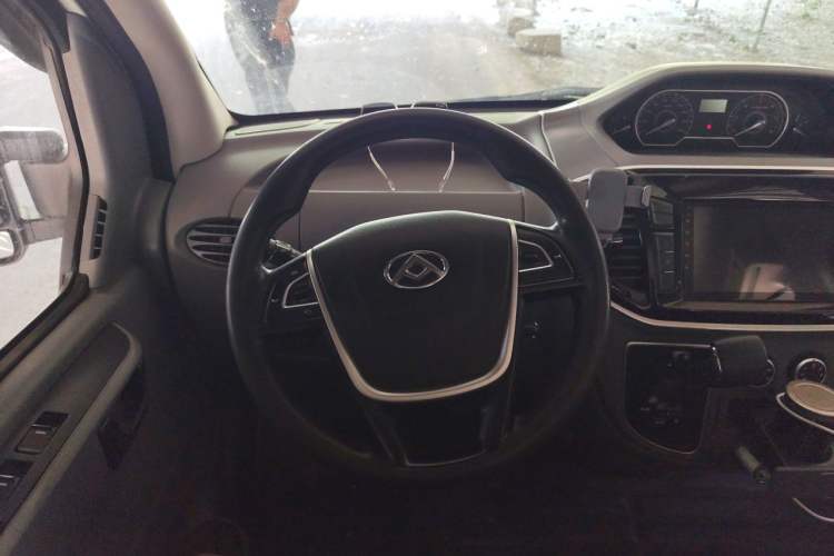 Used SAIC MAXUS Xintu V80 2021 2.0T AMT Classic Aoyuntong Short Wheelbase Mid-Roof 7/8/9-Seater Steering Wheel