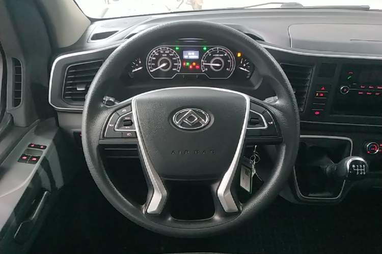 Used SAIC MAXUS Xintu V80 2021 2.0T Manual Classic Aoyuntong 127 PS Mid-axle Mid-roof 6/7/8/9-Seater Steering Wheel