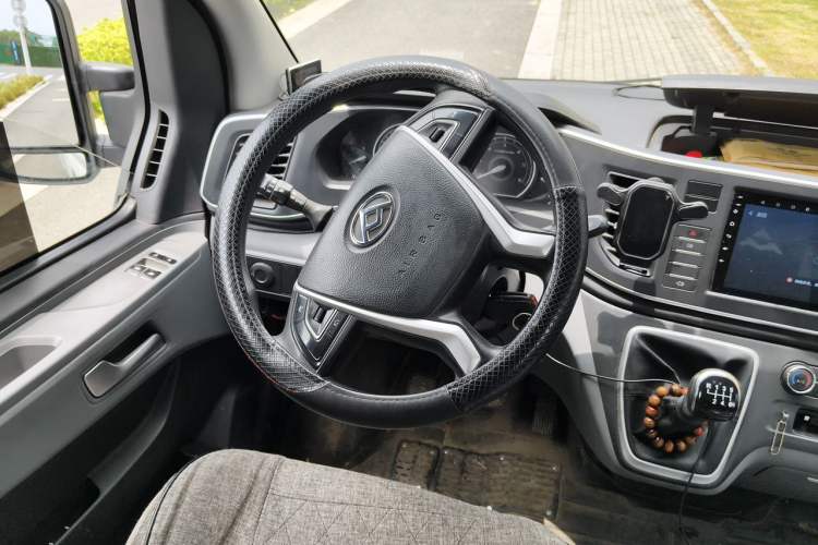 Used SAIC MAXUS Xintu V80 2021 2.0T AMT Classic Aoyuntong 127 PS Mid-axle Mid-roof 6/7/8/9-Seater Steering Wheel