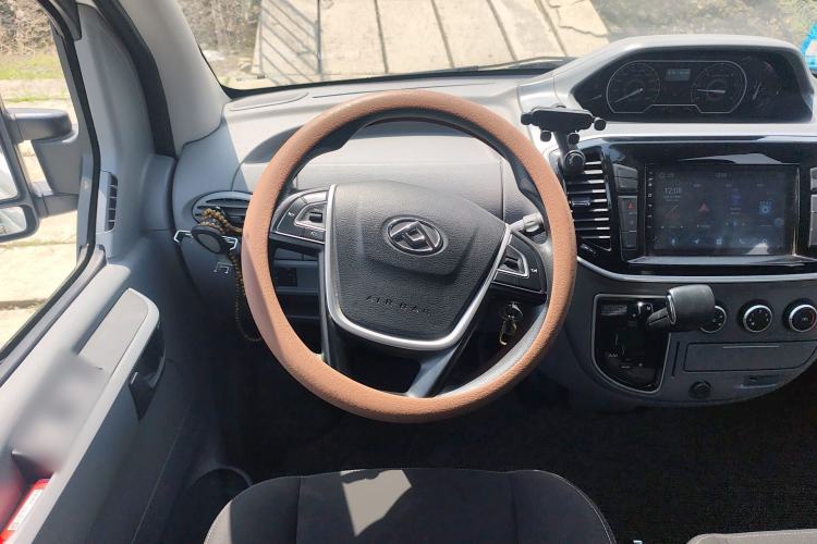 Used SAIC MAXUS Xintu V80 2021 2.0T AMT Classic Aoyuntong Short Wheelbase Mid-Roof 5/6-Seater Steering Wheel