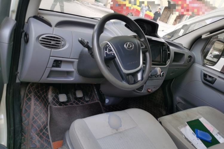 Used SAIC MAXUS Xintu V80 2021 2.0T Manual Classic City Delivery King Short Wheelbase Mid-Roof Design 3 Seats Steering Wheel