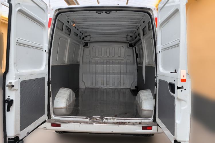 Used SAIC MAXUS Xintu V80 2021 2.0T Manual Classic City Delivery King Short Wheelbase Mid-Roof Design 3 Seats Trunk