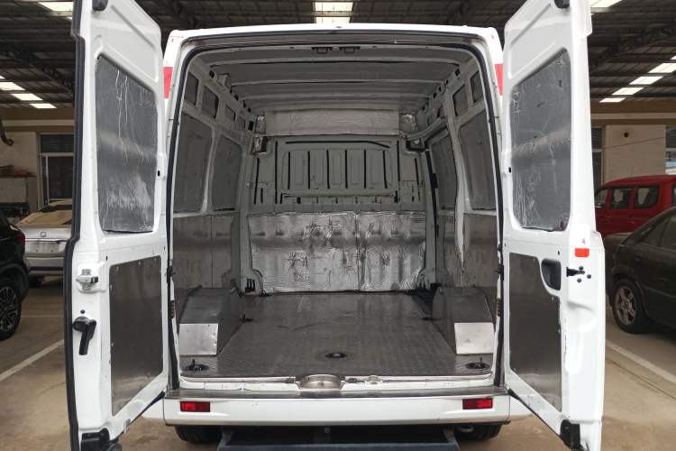Used SAIC MAXUS Xintu V80 2021 2.0T Manual Classic City Delivery King Short Wheelbase Mid-Roof Design 3 Seats Trunk